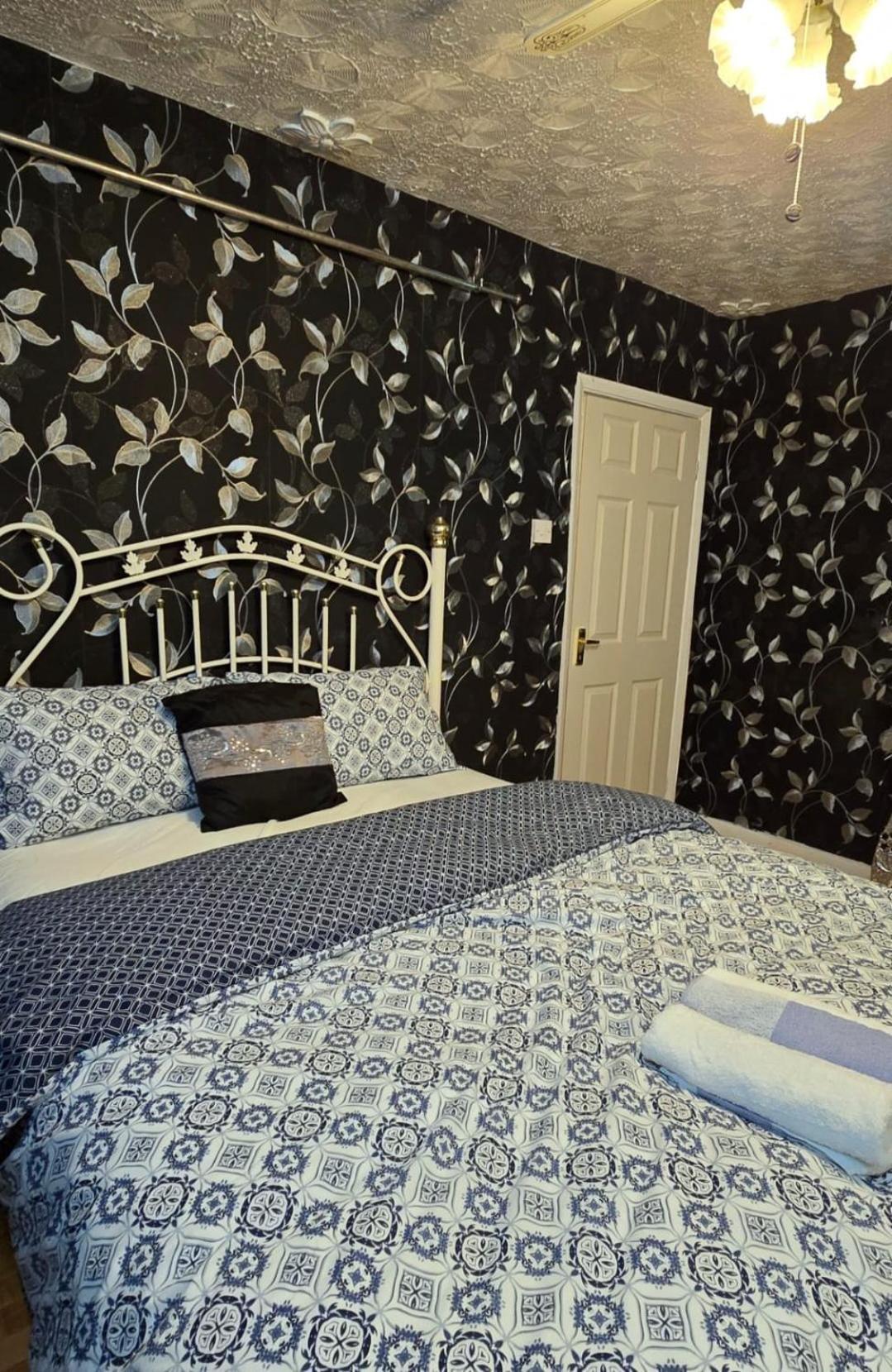 Ritchie Guest House Уигън Екстериор снимка