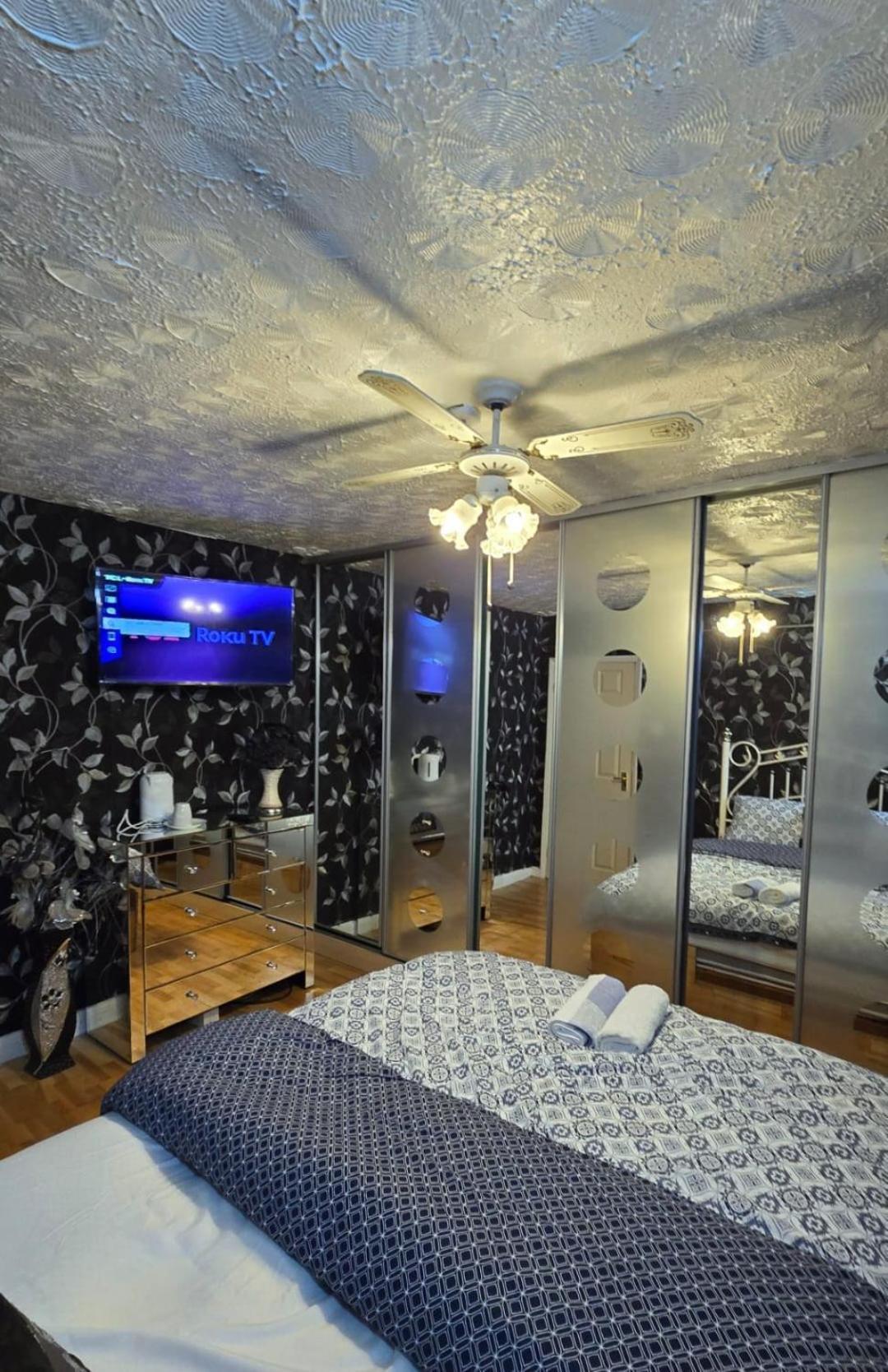 Ritchie Guest House Уигън Екстериор снимка