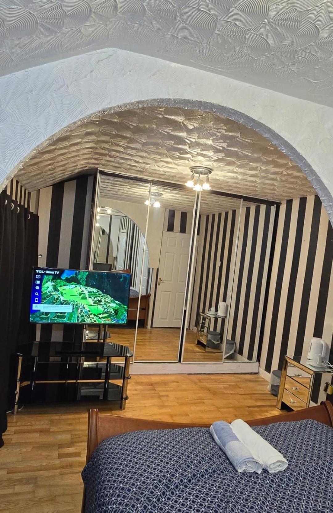 Ritchie Guest House Уигън Екстериор снимка