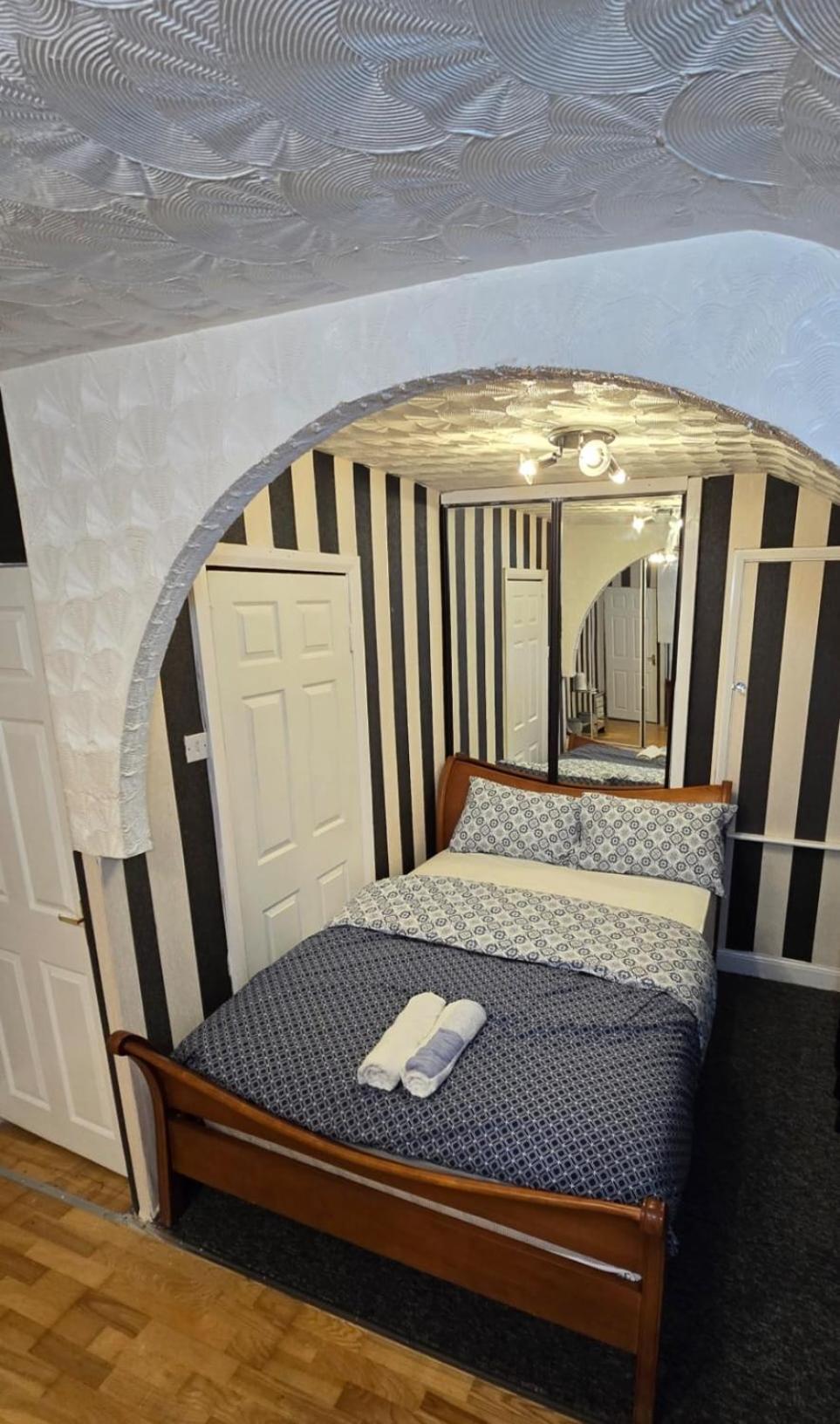 Ritchie Guest House Уигън Екстериор снимка