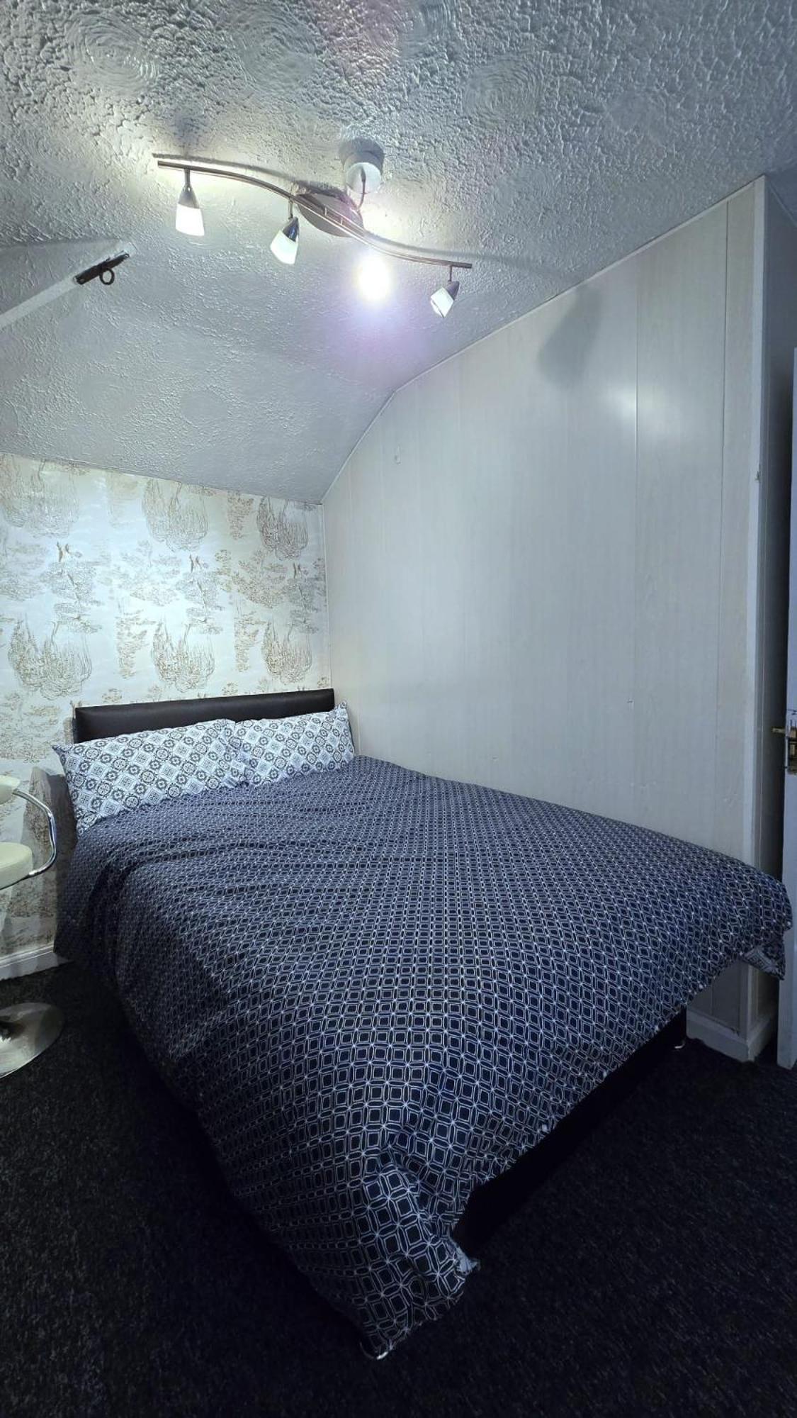 Ritchie Guest House Уигън Екстериор снимка