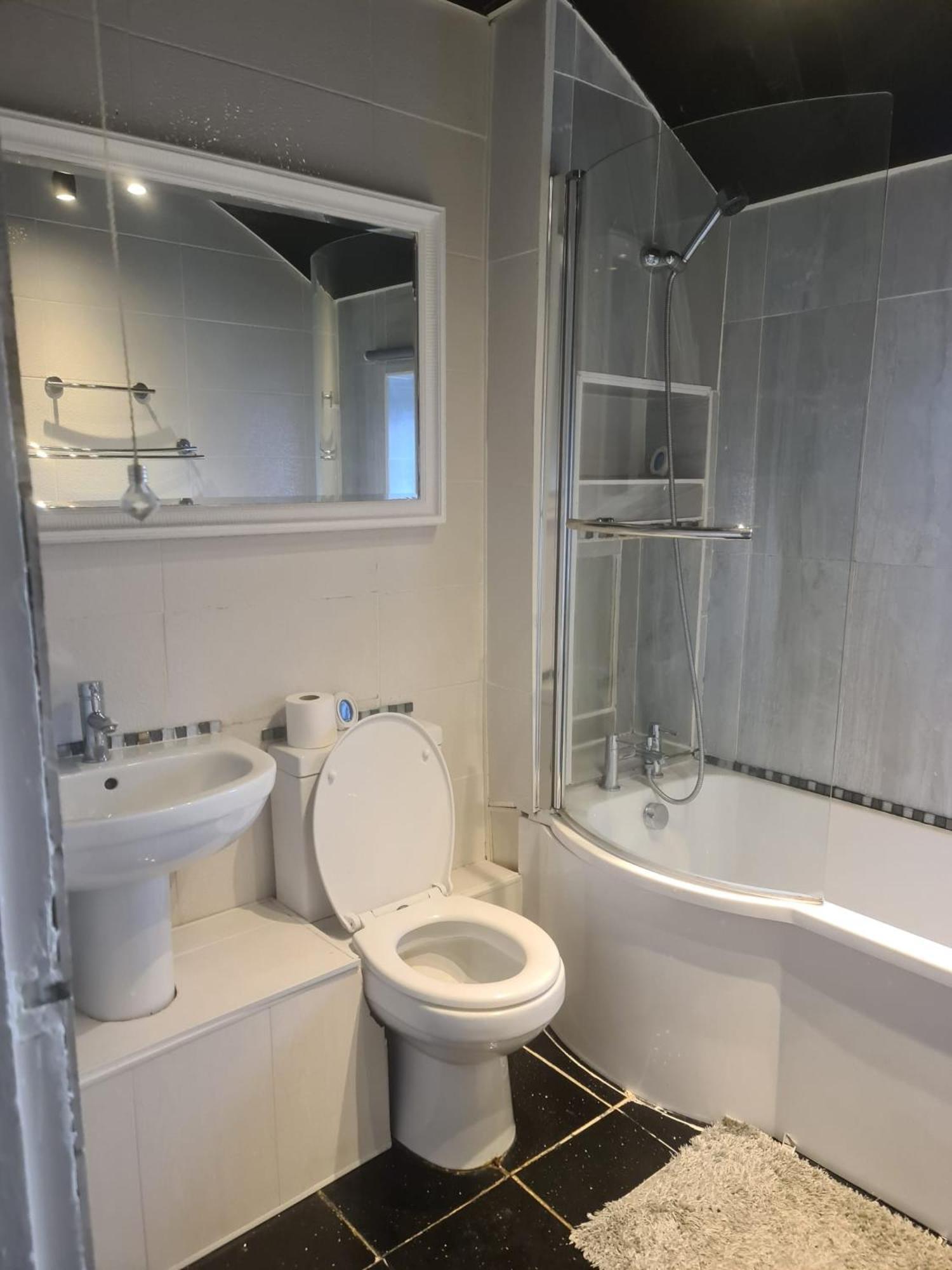 Ritchie Guest House Уигън Екстериор снимка