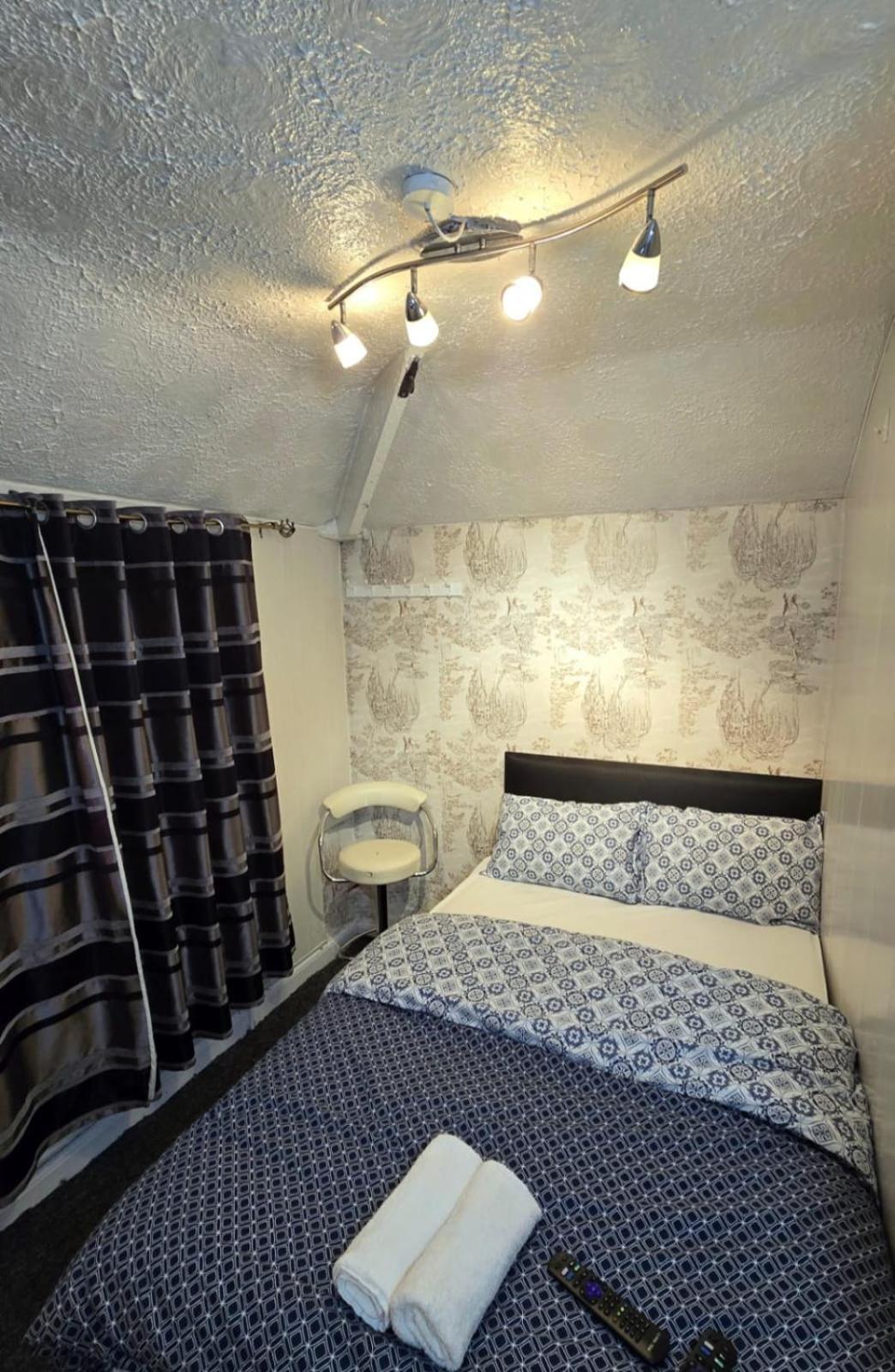 Ritchie Guest House Уигън Екстериор снимка