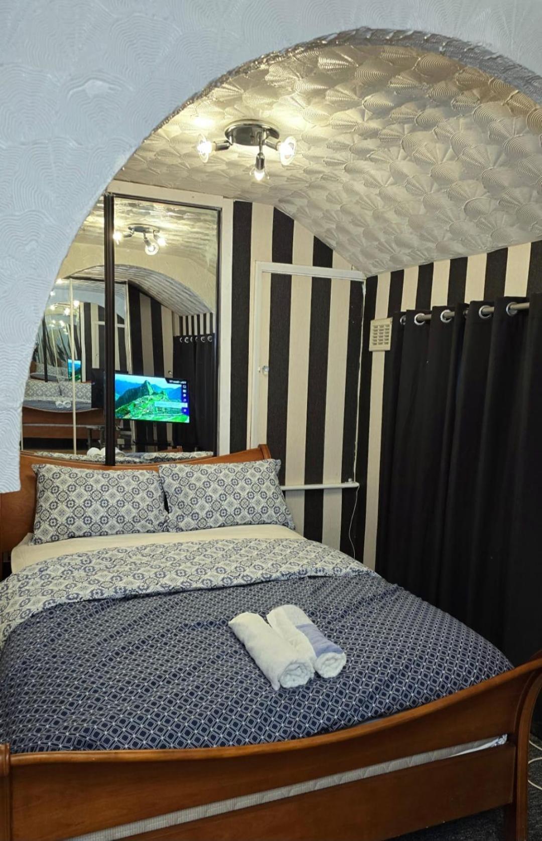 Ritchie Guest House Уигън Екстериор снимка