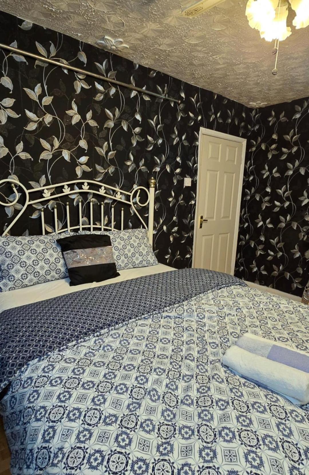 Ritchie Guest House Уигън Екстериор снимка